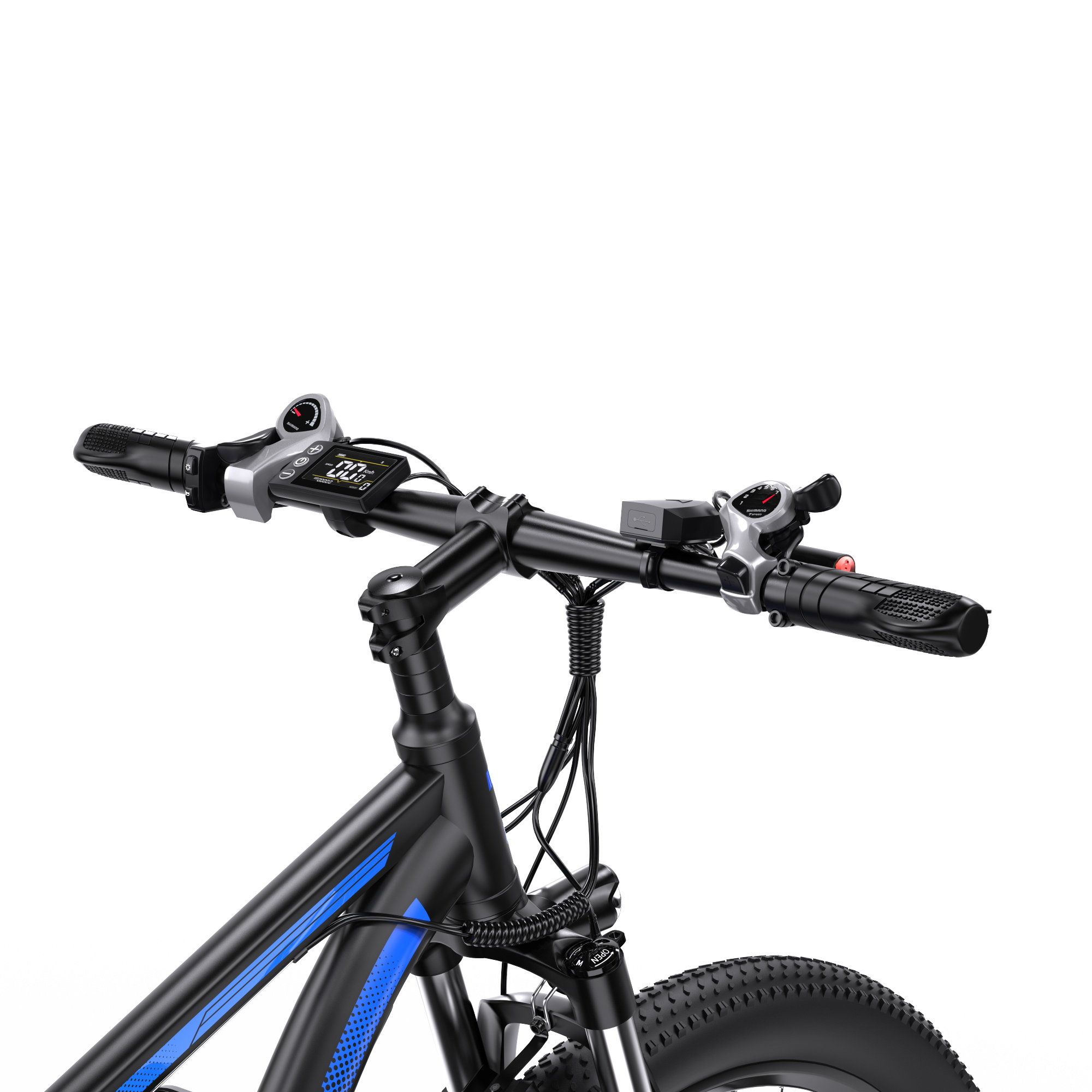 Nahaufnahme des Lenkers eines modernen schwarzen E-Bikes mit digitalem Display gegen weißen Hintergrund.