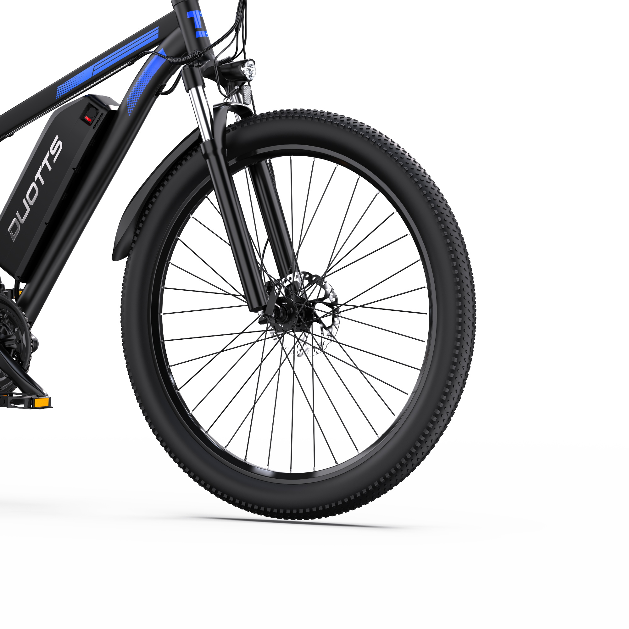 Nahaufnahme des Vorderrads, Rahmens mit Akku, Scheibenbremse und grobstoffigen Reifens eines schwarzen E-Bikes.