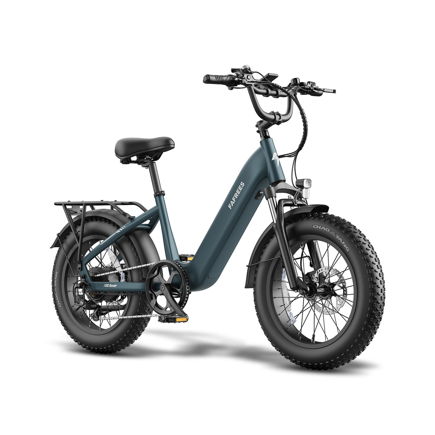 Ein modernes, dunkelgraues E-Bike mit dicken Reifen, Gepäckträger und hohem Lenker steht auf weißem Grund.