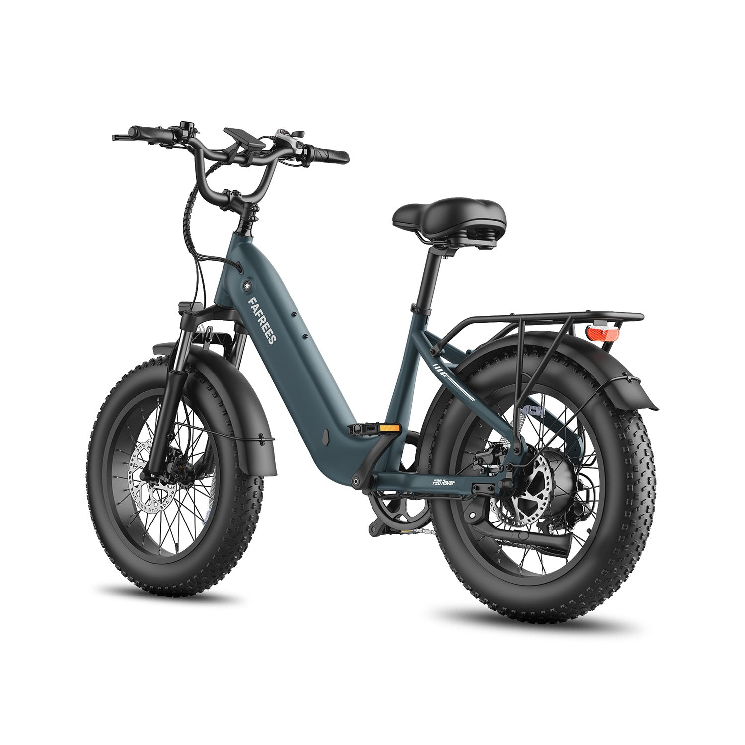 Ein dunkelgraues E-Fatbike mit dicken Reifen, Gepäckträger und Tiefeinstieg vor weißem Hintergrund.