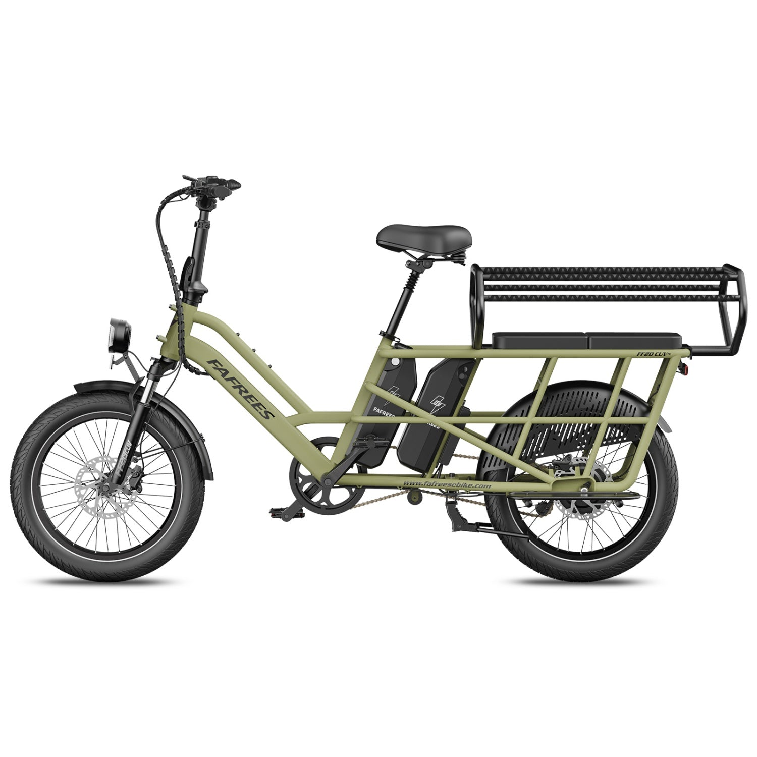 Olivgrünes E-Lastenrad mit schwarzem Sitz, Doppelakku und Gepäckträger auf weißem Hintergrund.