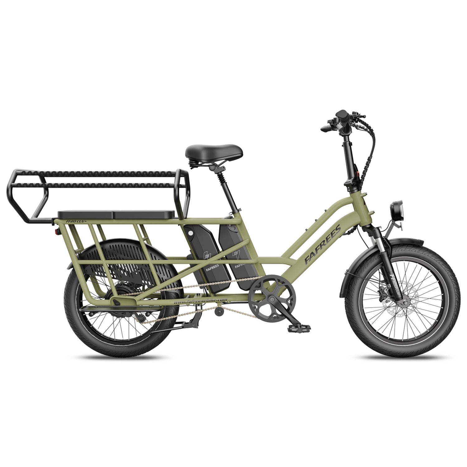 Ein grünes Lasten-E-Bike mit schwarzem Gepäckträger, Akkus und Schutzblechen auf weißem Hintergrund.