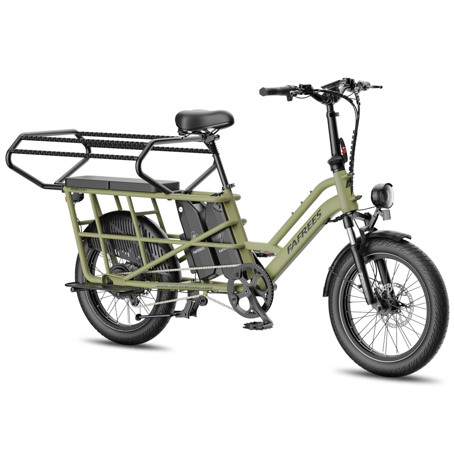 Ein mattgrünes Lasten-E-Bike mit großem Gepäckträger hinten und breiten Reifen auf weißem Hintergrund.