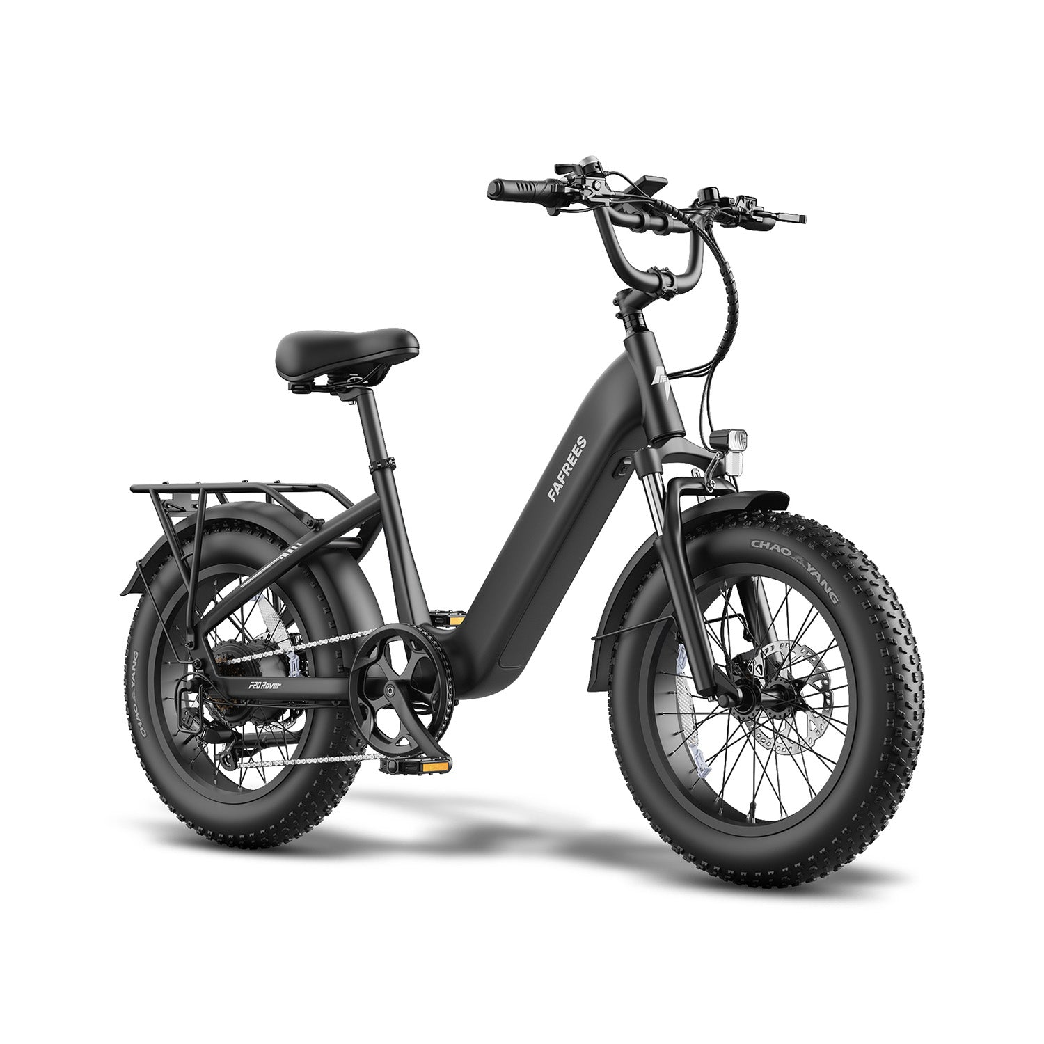 Ein schwarzes Fafrees E-Bike mit dicken Reifen, Gepäckträger und tiefem Einstieg vor weißem Hintergrund.