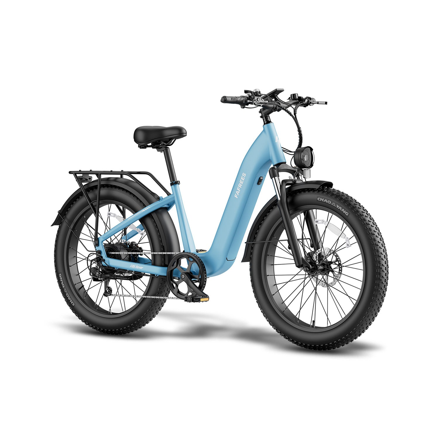 Ein hellblaues Elektrofahrrad mit dicken Reifen, schwarzem Sitz und Gepäckträger vor weißem Hintergrund.
