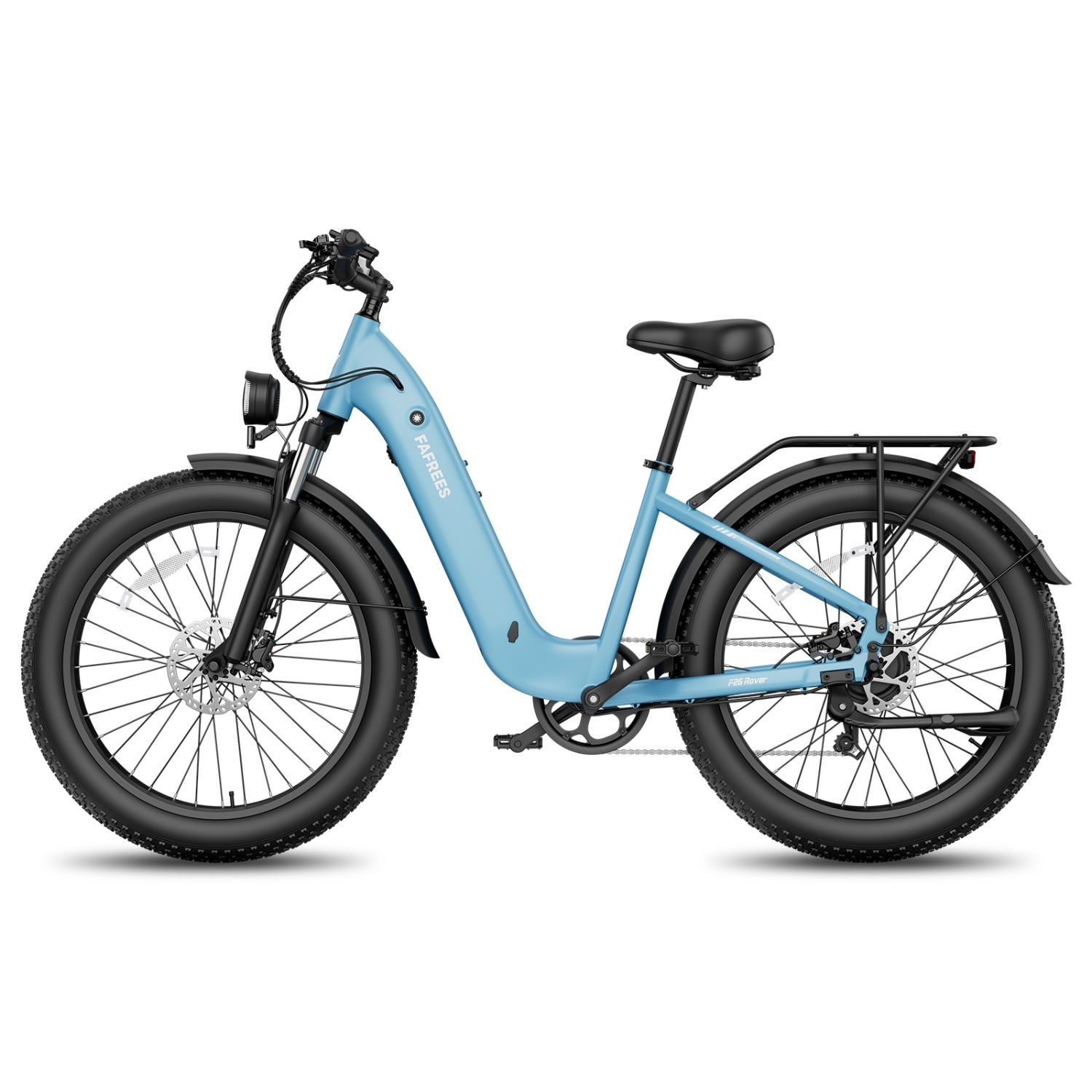 Ein hellblaues elektrisches Tiefeinsteiger-Fahrrad mit dicken schwarzen Reifen, Frontscheinwerfer und Gepäckträger.