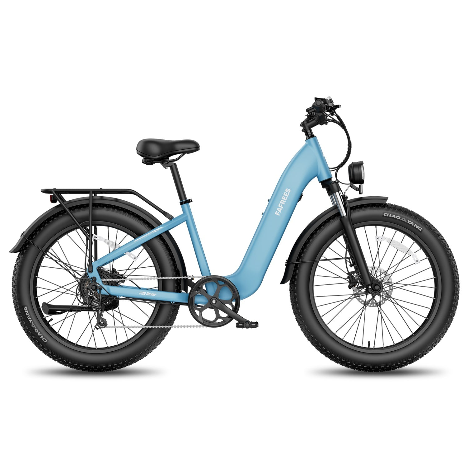 Ein hellblaues E-Bike mit dicken Reifen, schwarzem Sattel, Gepäckträger und Frontscheinwerfer auf weißem Grund.