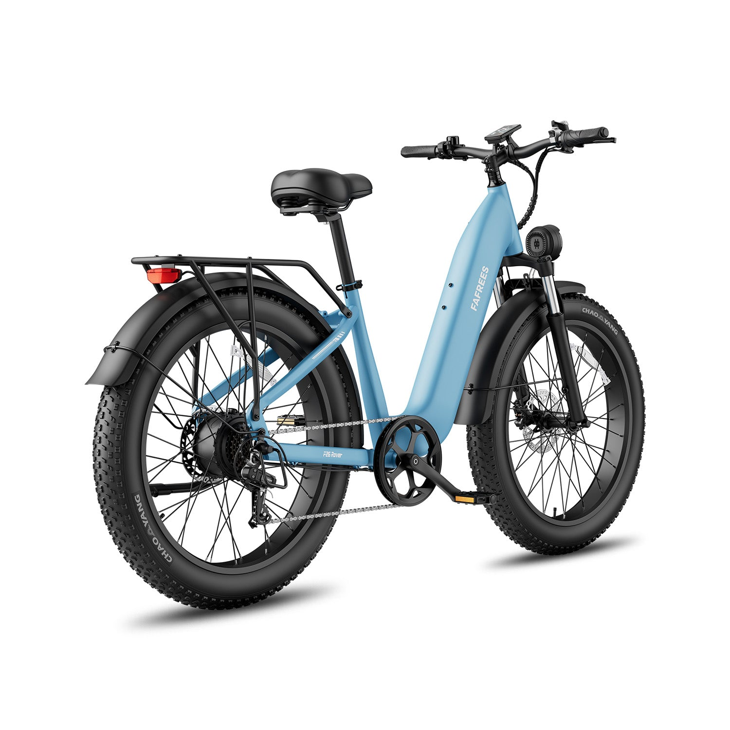 Ein hellblaues Elektrofahrrad mit dicken Reifen, schwarzen Schutzblechen, Gepäckträger und Scheinwerfer, von schräg hinten.