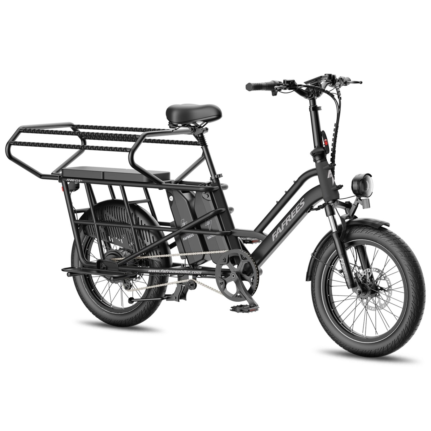 Ein schwarzes Lasten-E-Bike mit großem Gepäckträger, gepolstertem Sitz, zwei Akkus und Frontscheinwerfer auf weißem Grund.