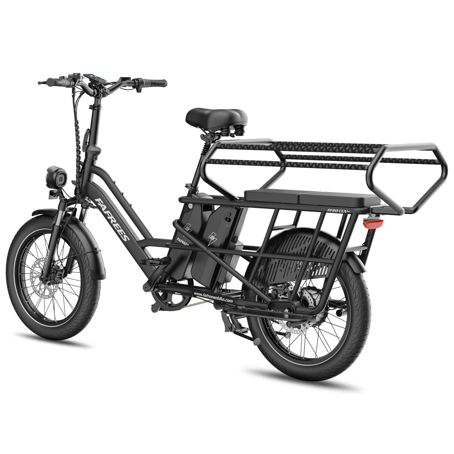 Ein schwarzes elektrisches Lastenrad mit Frontscheinwerfer, großem Heckkorb und Doppelsitz auf weißem Hintergrund.