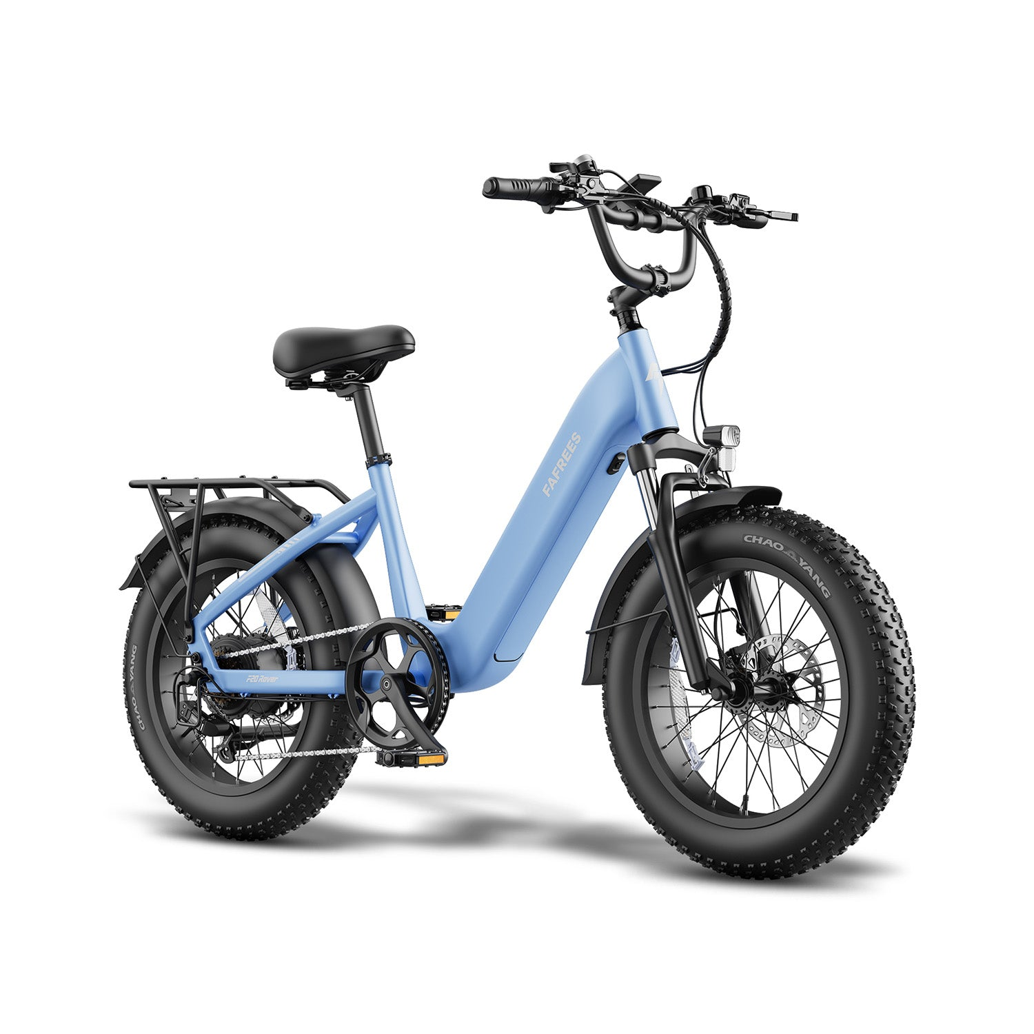 Ein hellblaues Elektrofahrrad mit dicken Reifen, Gepäckträger und schwarzem Sattel auf weiBem Hintergrund.