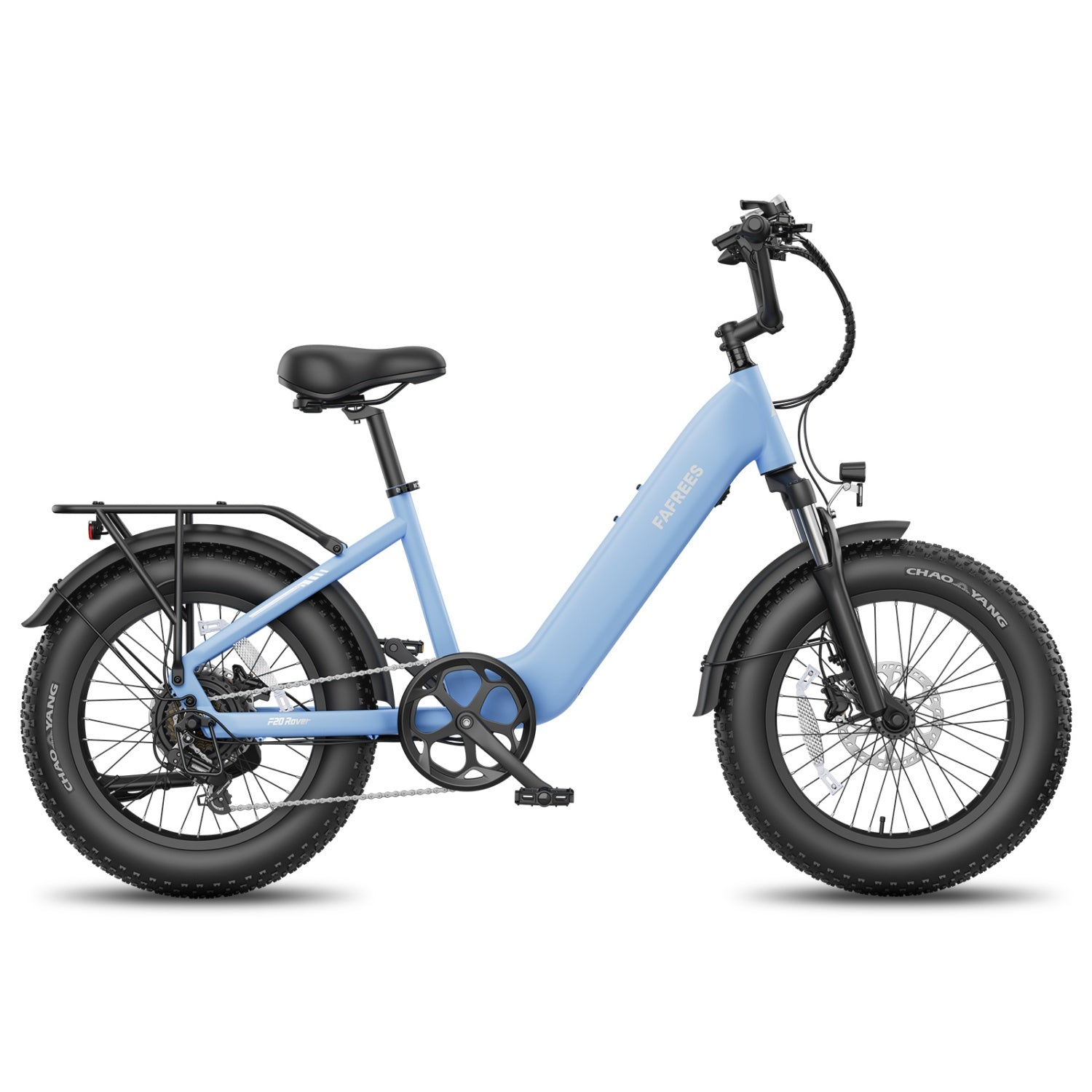 Ein hellblaues E-Bike mit dicken Reifen, schwarzem Sattel, Gepäckträger und Vorderlicht vor weißem Hintergrund.
