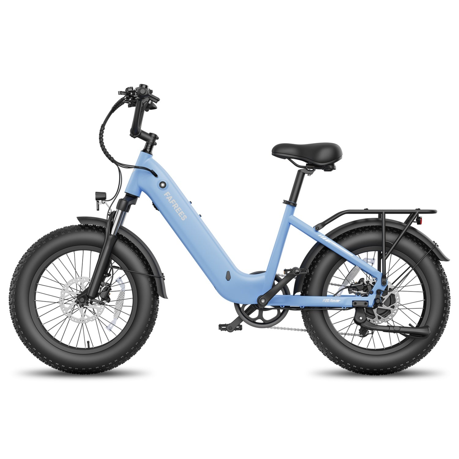Ein hellblaues elektrisches Fatbike mit dicken Reifen, Gepäckträger und schwarzem Sattel auf weißem Hintergrund.