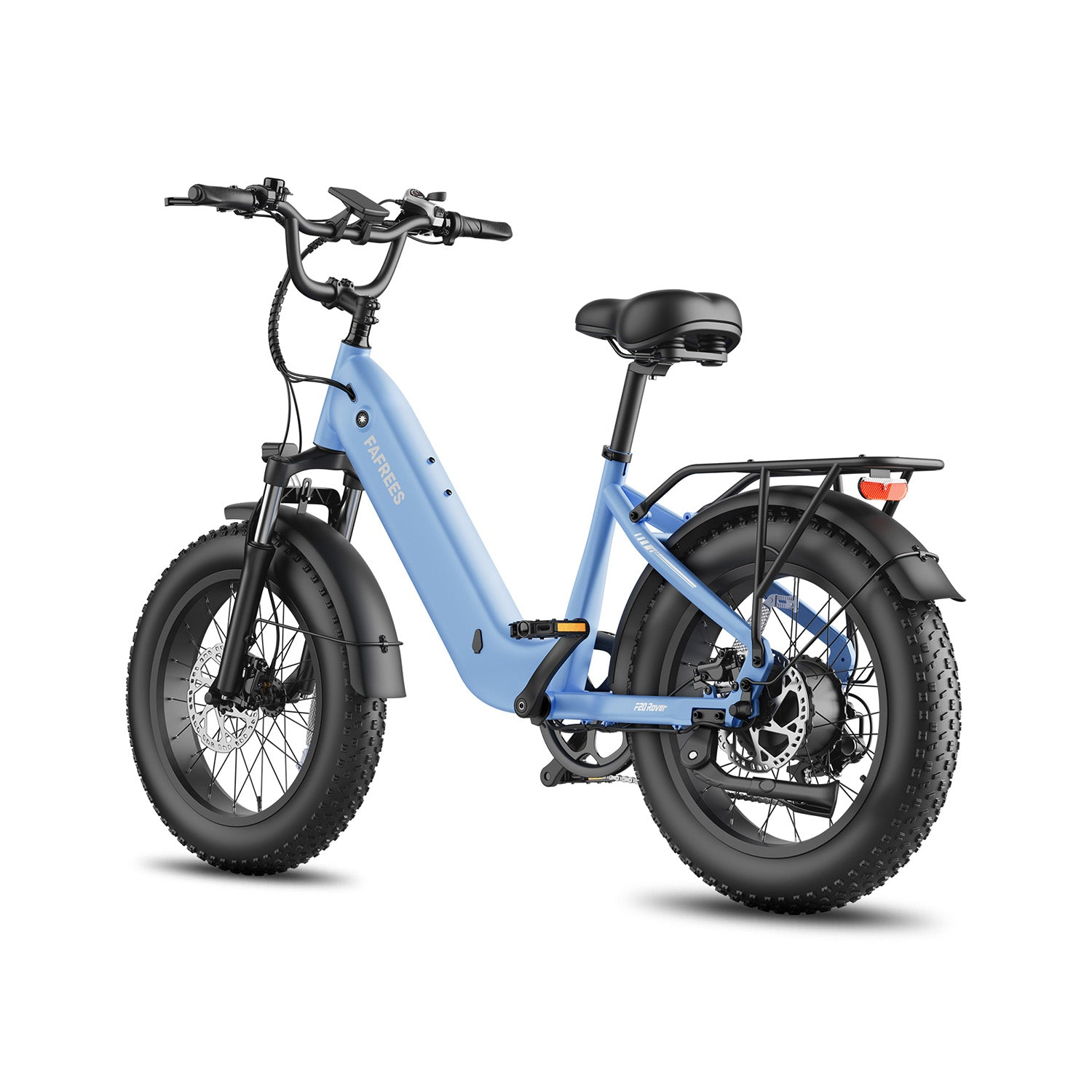 Ein hellblaues Elektrofahrrad mit dicken Reifen, schwarzem Lenker und Gepäckträger auf weißem Hintergrund.