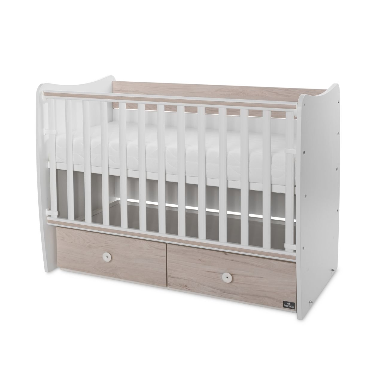 Ein weißes und holzfarbenes Babybett mit vertikalen Gitterstäben, Matratze und zwei unteren Schubladen.