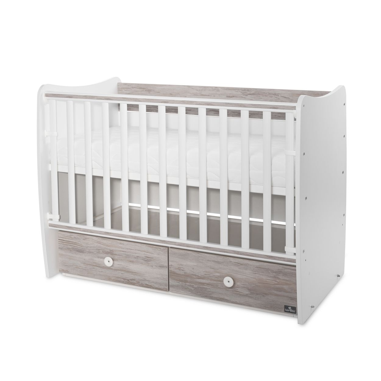 Ein weißes und holzfarbenes Babybett mit Gitterstäben und zwei Schubladen unten auf weißem Hintergrund.