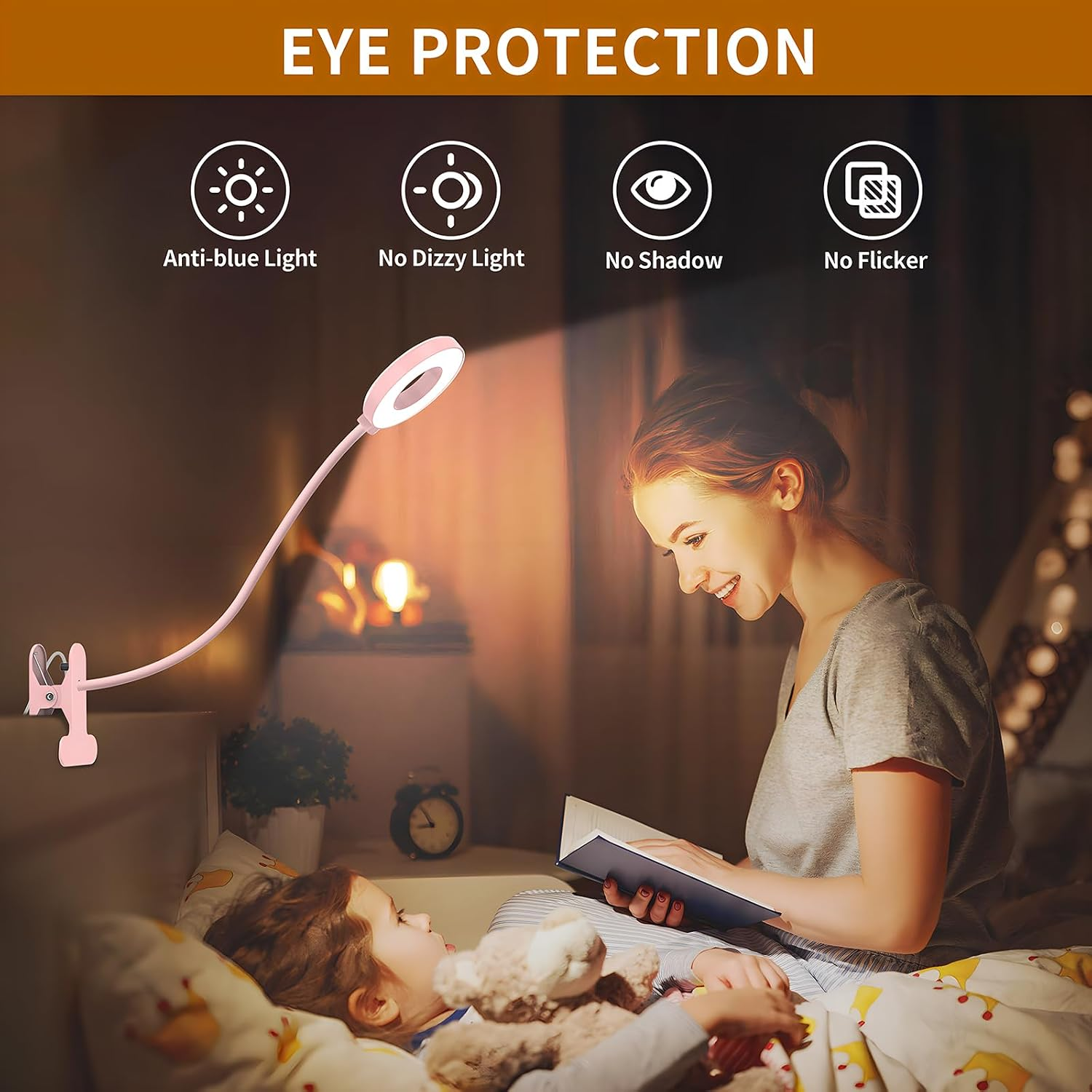 Eine Frau liest einem Kind im Bett bei dem Licht einer rosafarbenen Klemmlampe vor.