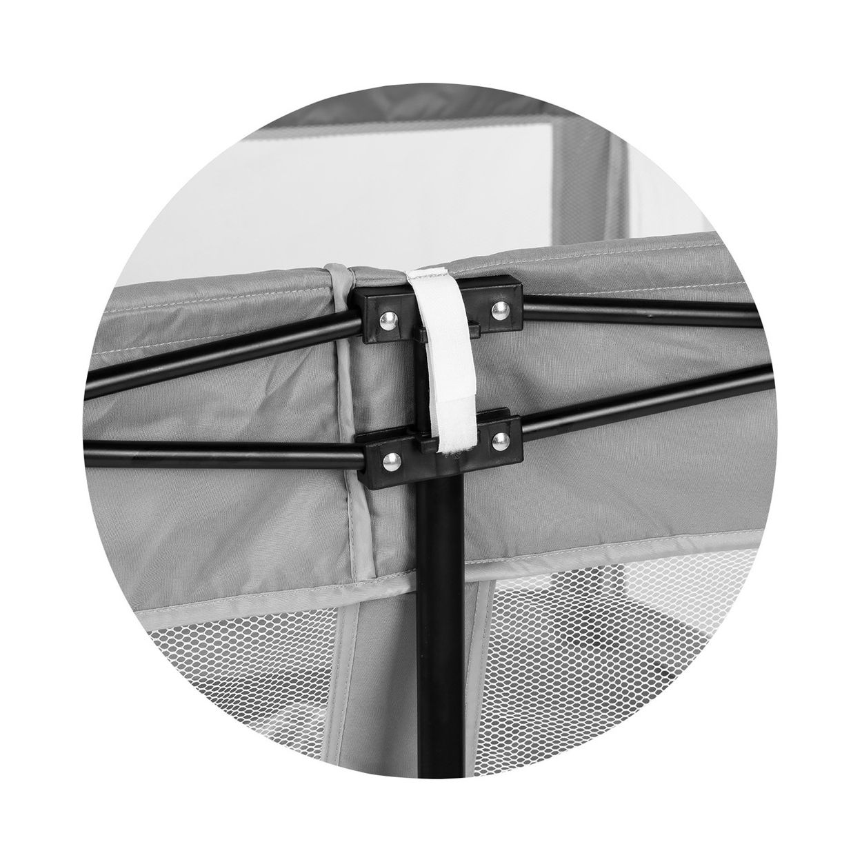 Nahaufnahme eines grauen Laufgittergelenks mit schwarzen Metallrahmen, einem vertikalen Stützpfosten und einem weißen Klettband.