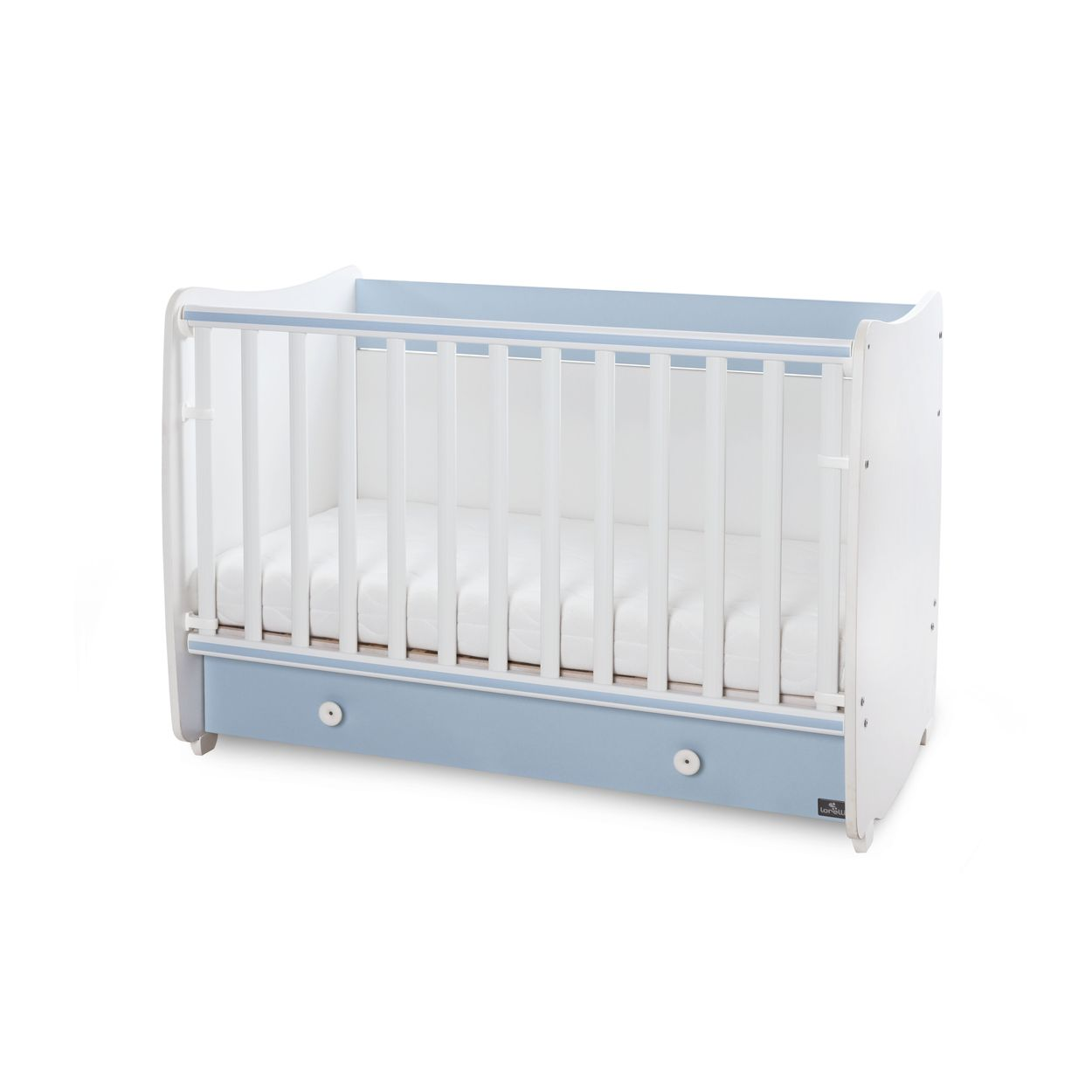 Ein weißes und hellblaues Babybett mit Gitterstäben und einer Schublade unten auf weißem Hintergrund.
