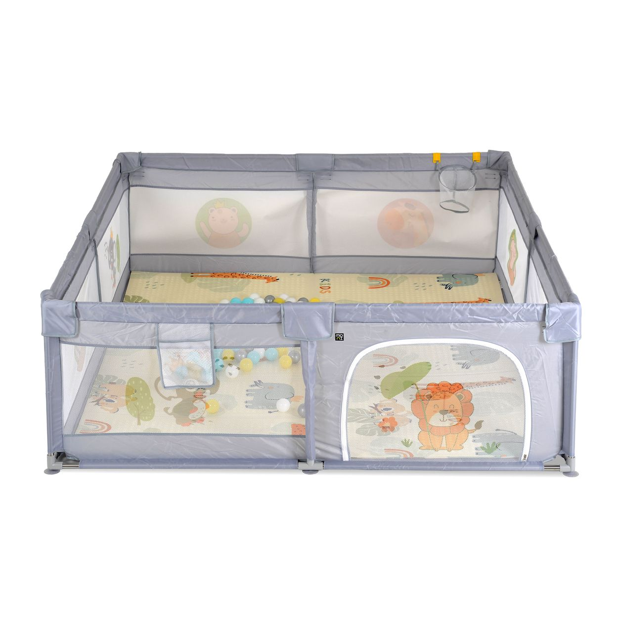 Graues Baby-Spielbett mit bunten Spielbällen und Tiermotiven auf der Matte.