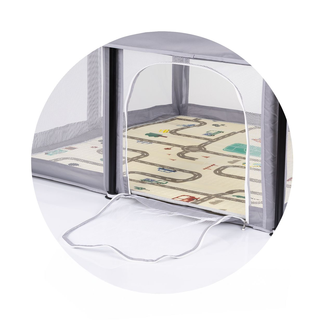 Grauer Laufstall mit Mesh-Wänden und einer Spielmatte mit Straßenmuster im Inneren.
