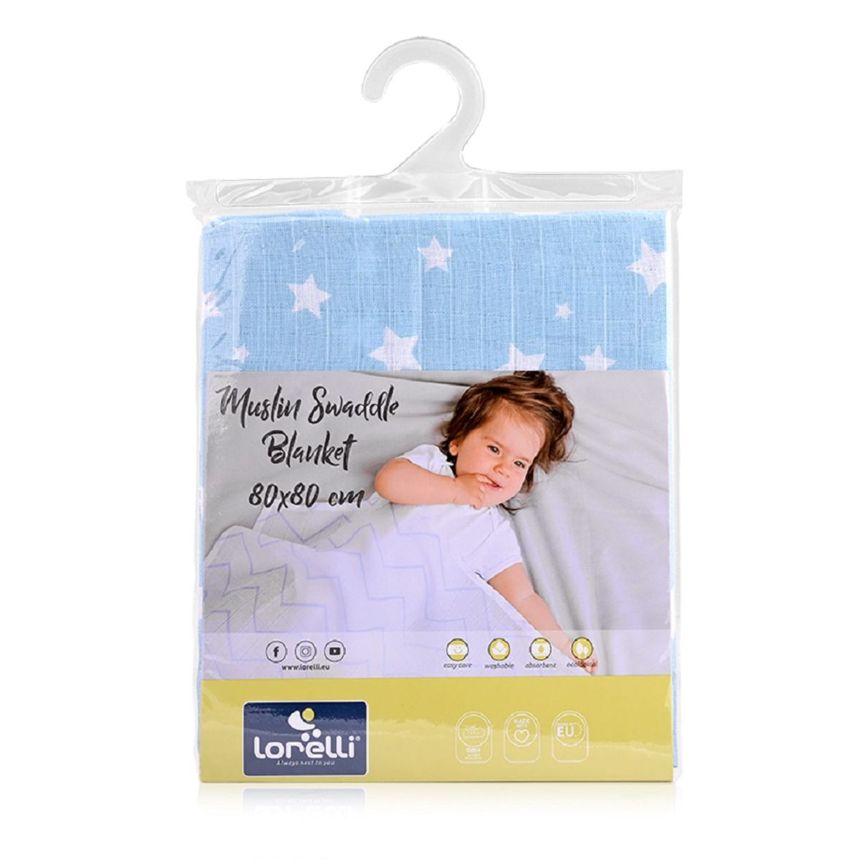 Blaue Musselin-Babydecke mit weißen Sternen im Plastikbeutel mit Aufhänger.