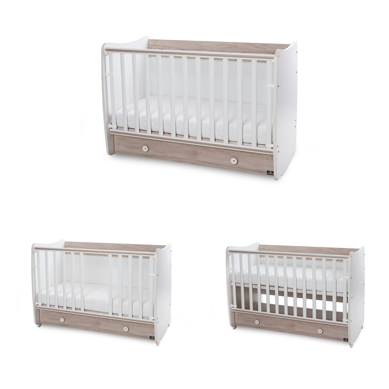 Ein weiß-holzfarbenes Babybett mit integrierter Schublade und höhenverstellbarer Liegefläche.