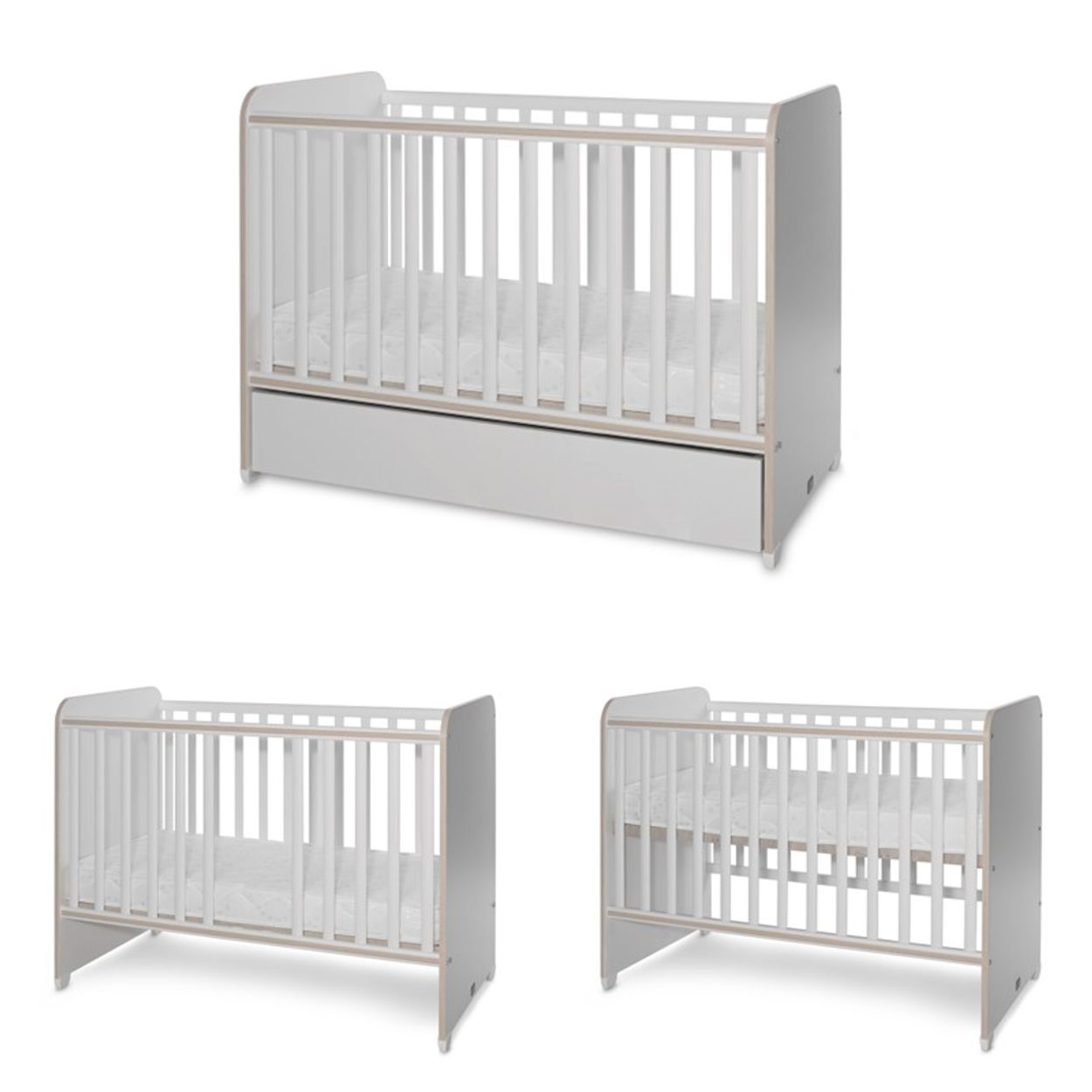 Ein weißes und helles Holzbabybett mit einer Schublade unten, in drei Konfigurationen vor weißem Hintergrund.