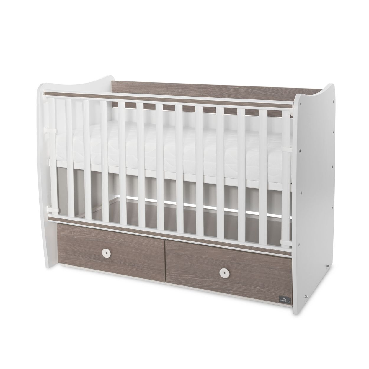 Weiß-graues Babybett mit Gitterstäben und zwei Schubladen unten auf weißem Grund.