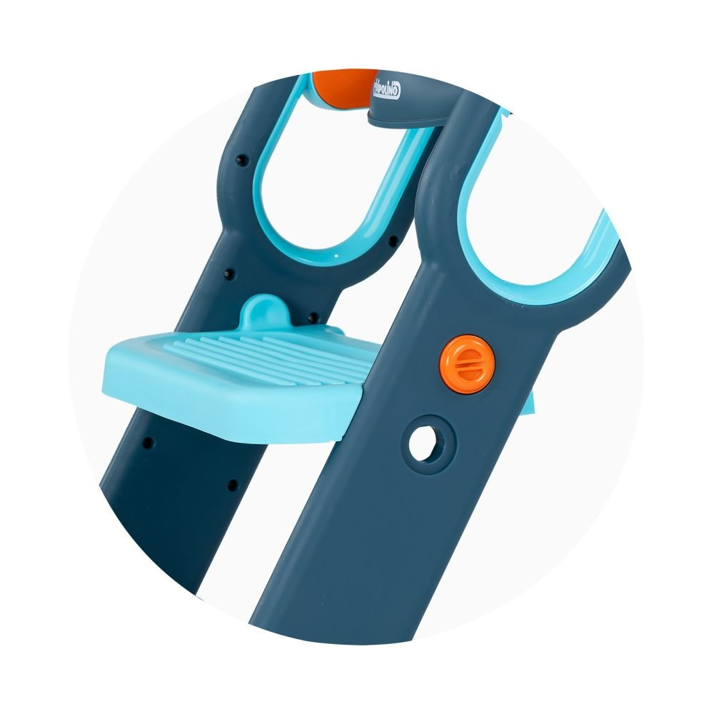 Nahaufnahme eines blauen und dunkelblauen Kindertochritts aus Plastik mit orangem Einstellknopf.
