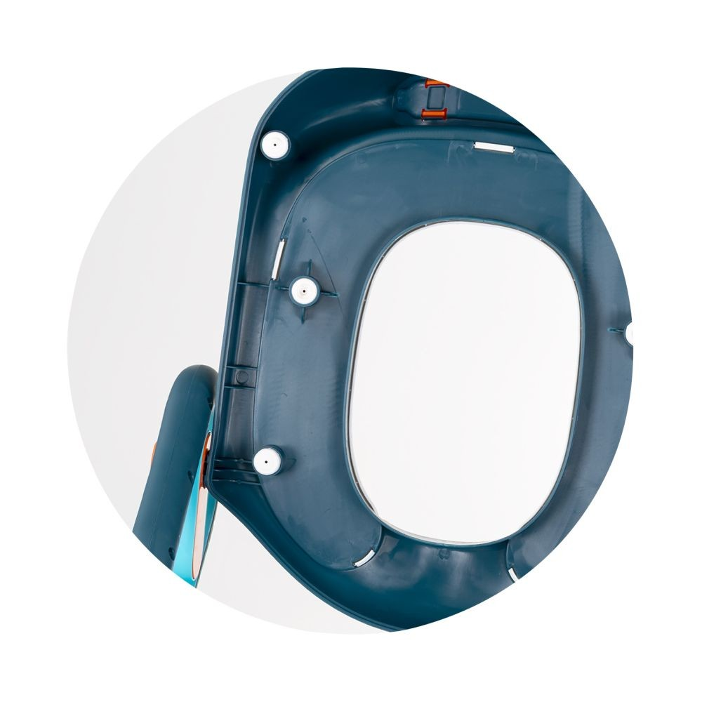 Unterseite eines blauen Kindertoilettensitzes mit weißen Anti-Rutsch-Pads.