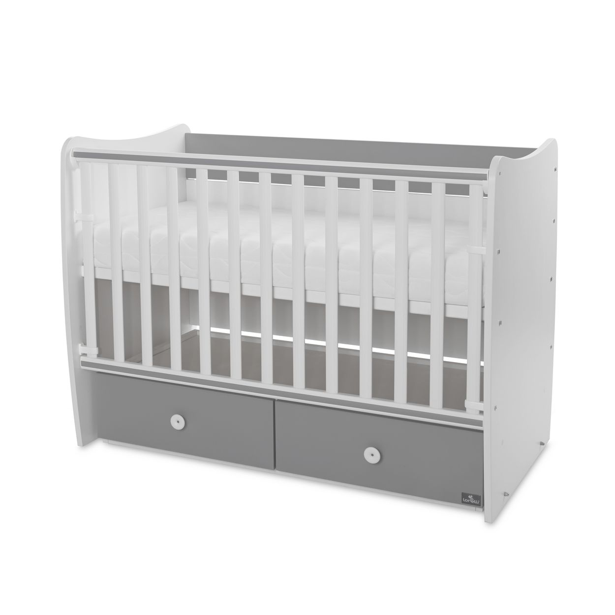Ein weiß-graues Babybett mit Gitterstäben und zwei Schubladen unten auf weißem Hintergrund.