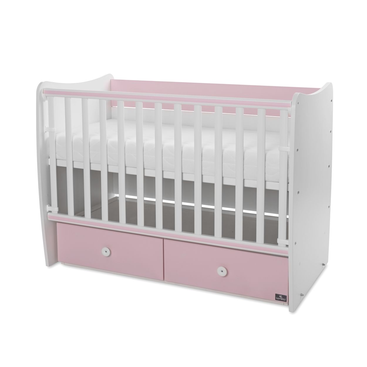 Ein weiß-rosa Babybett mit Lattenrost und zwei Schubladen unten auf weißem Hintergrund.