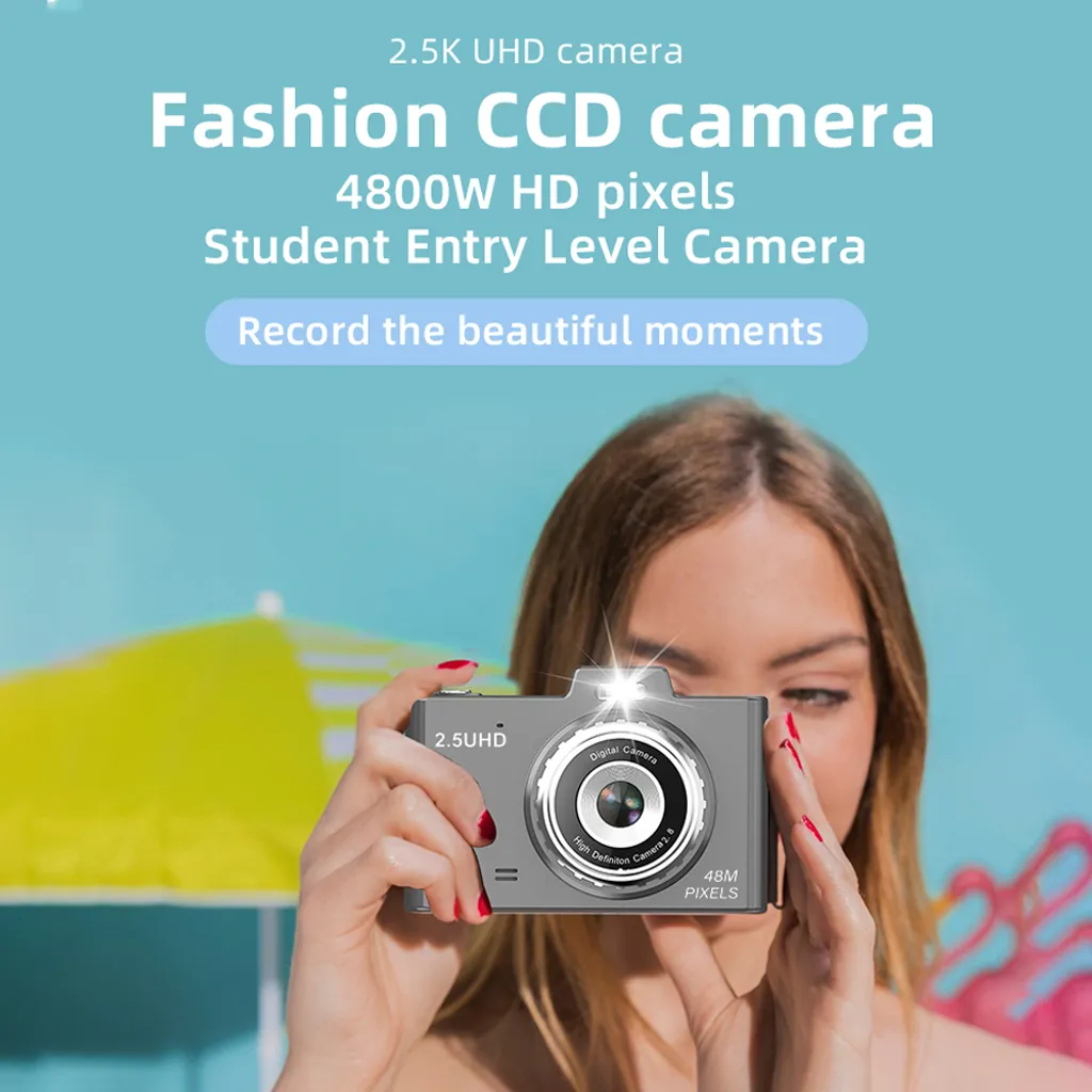Junge Frau hält graue Digitalkamera, Textwirrwarr wirbt mit 2,5K UHD und 4800W HD Pixeln.