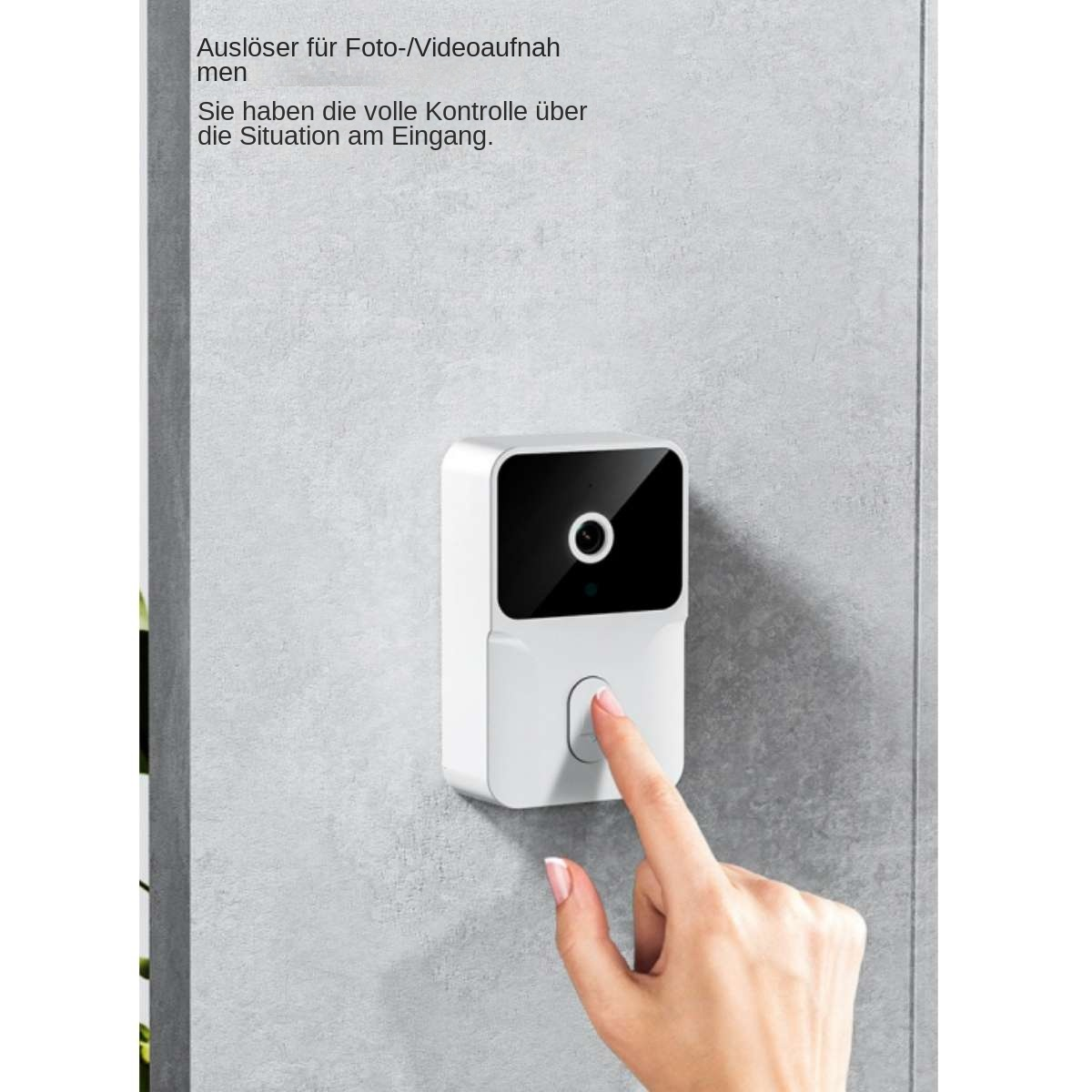 Eine Hand drückt den Klingelknopf einer weißen Videotürklingel an einer grauen Wand.