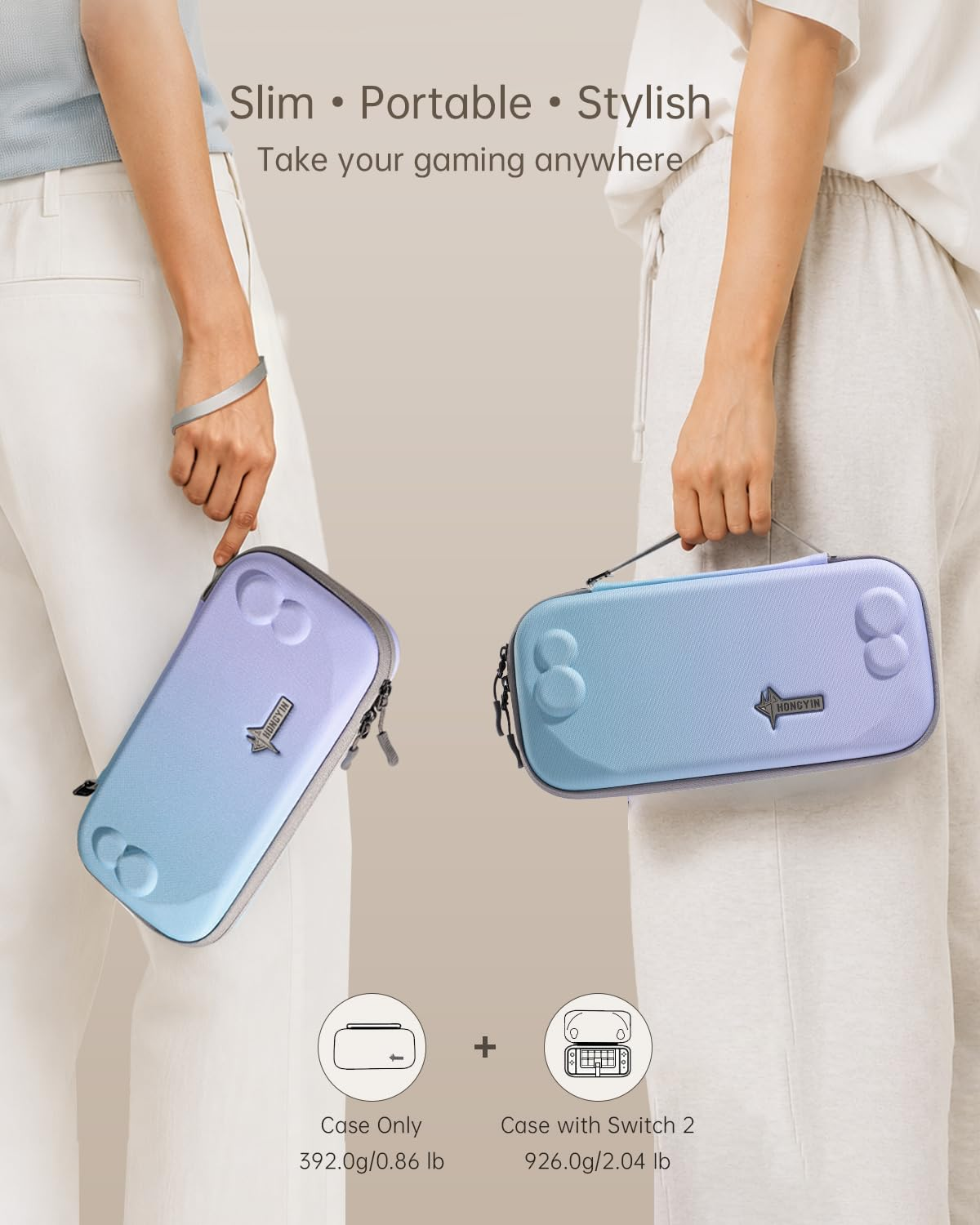 Zwei Personen halten blau-violette Farbverlauf-Konsolentaschen mit Text Slim, Portable, Stylish.