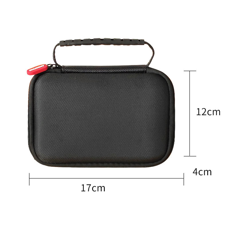 Schwarze Hartschaltasche mit Tragegriff, rotem Reißverschluss und Maßangaben von 17x12 cm auf weißem Hintergrund.