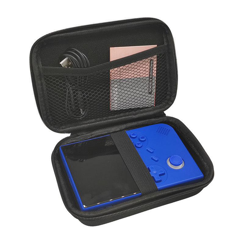Ein offener schwarzer Koffer enthält eine blaue Handheld-Spielkonsole, ein USB-Kabel und Anleitungen.