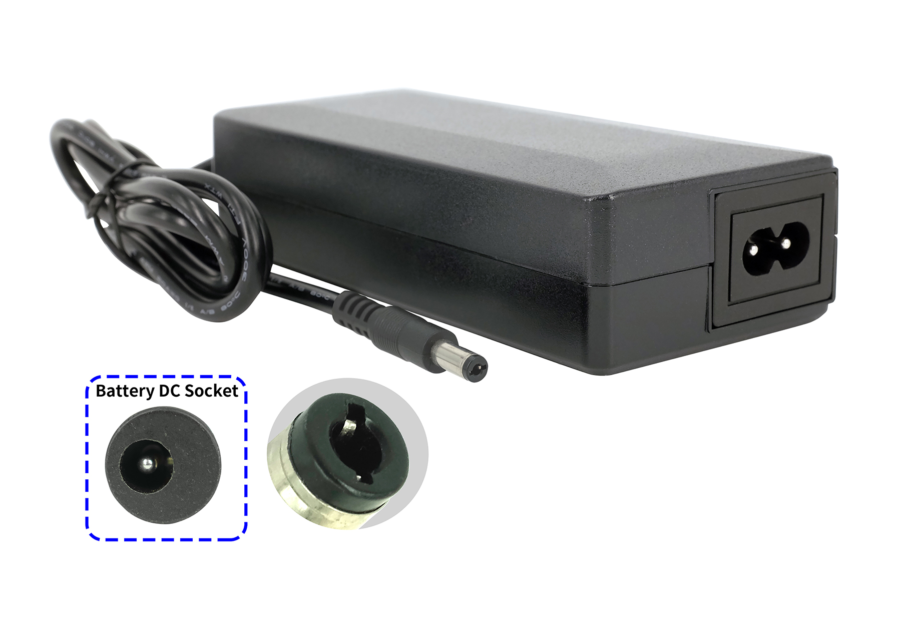 Schwarzes Netzteil mit Kabel und Detailansicht der Batterie-DC-Buchse auf weißem Hintergrund.