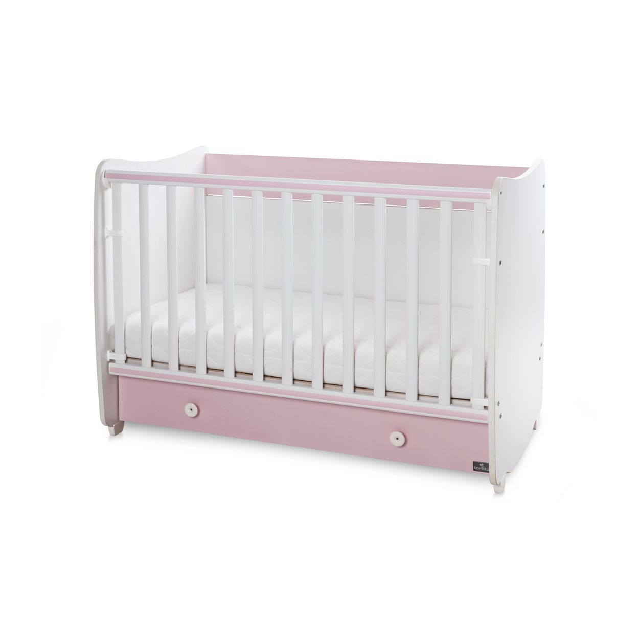 Ein weiß-rosa Babybett mit Lattenrosten, einer Matratze und einer Schublade darunter vor weißem Hintergrund.