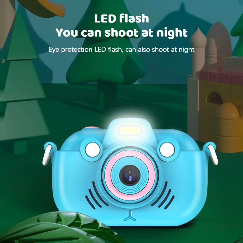 Blaue Kinderkamera mit LED-Blitz vor stilisierter Waldkulisse.