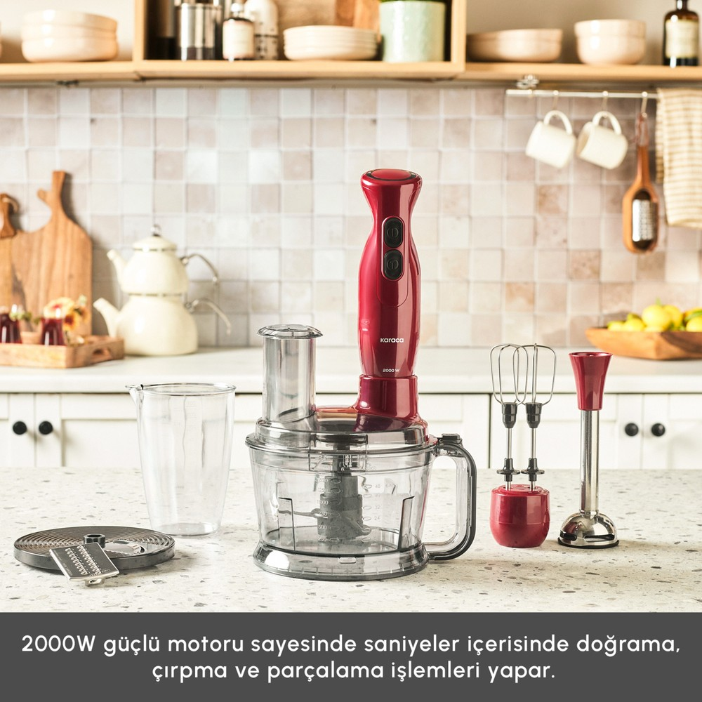 Mutfak tezgahinda aksesuarlariyla birlikte duran kirmizi blender seti.