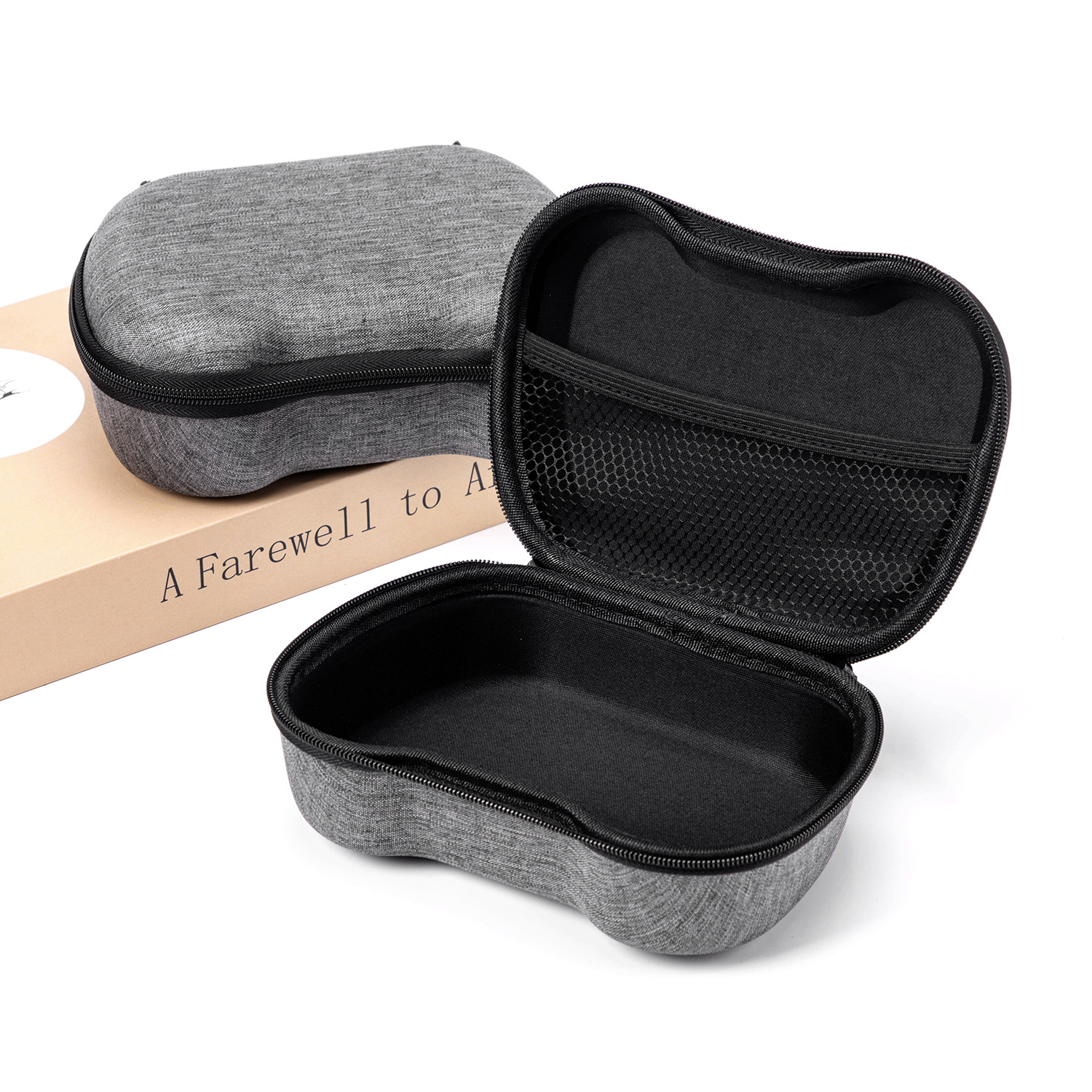 Zwei graue Reißverschlussetuis, eines offen mit schwarzen Netztaschen, auf einem Karton.