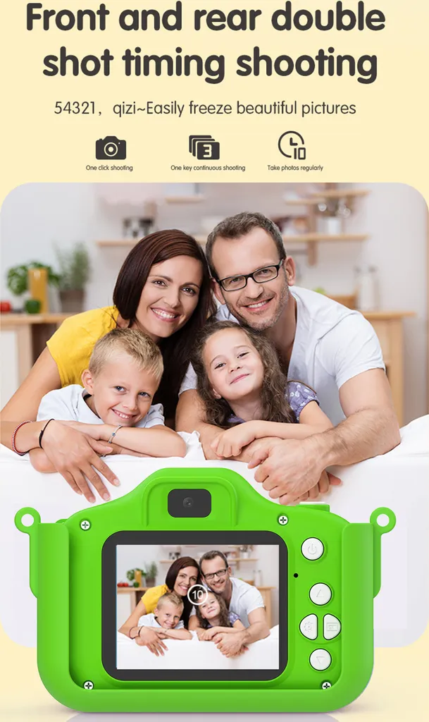 Eine Familie posiert für ein Foto, das auf der Rückseite einer grünen Kinderkamera angezeigt wird.