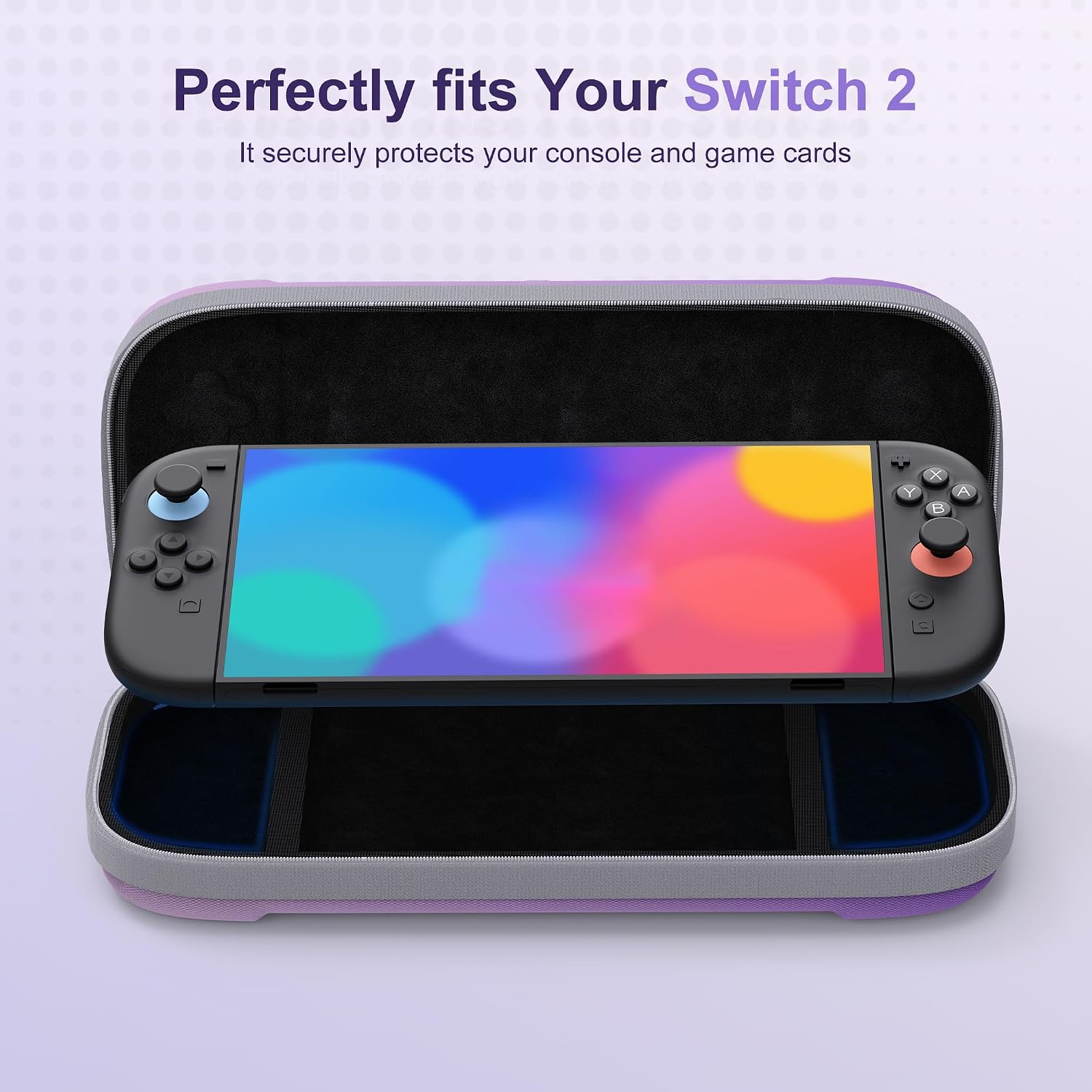 Eine Handheld-Konsole schwebt über ihrer offenen, violetten Schutzhülle vor hellem Hintergrund.