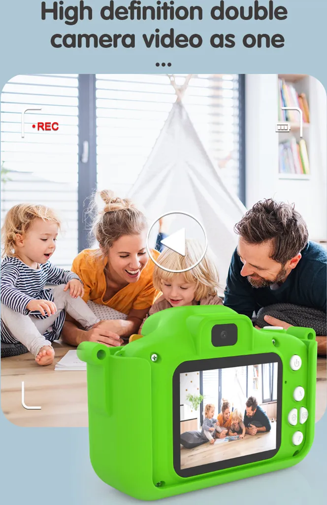 Eine grüne Kinderkamera zeigt eine glückliche Familie auf ihrem Bildschirm, die im Hintergrund sitzt.