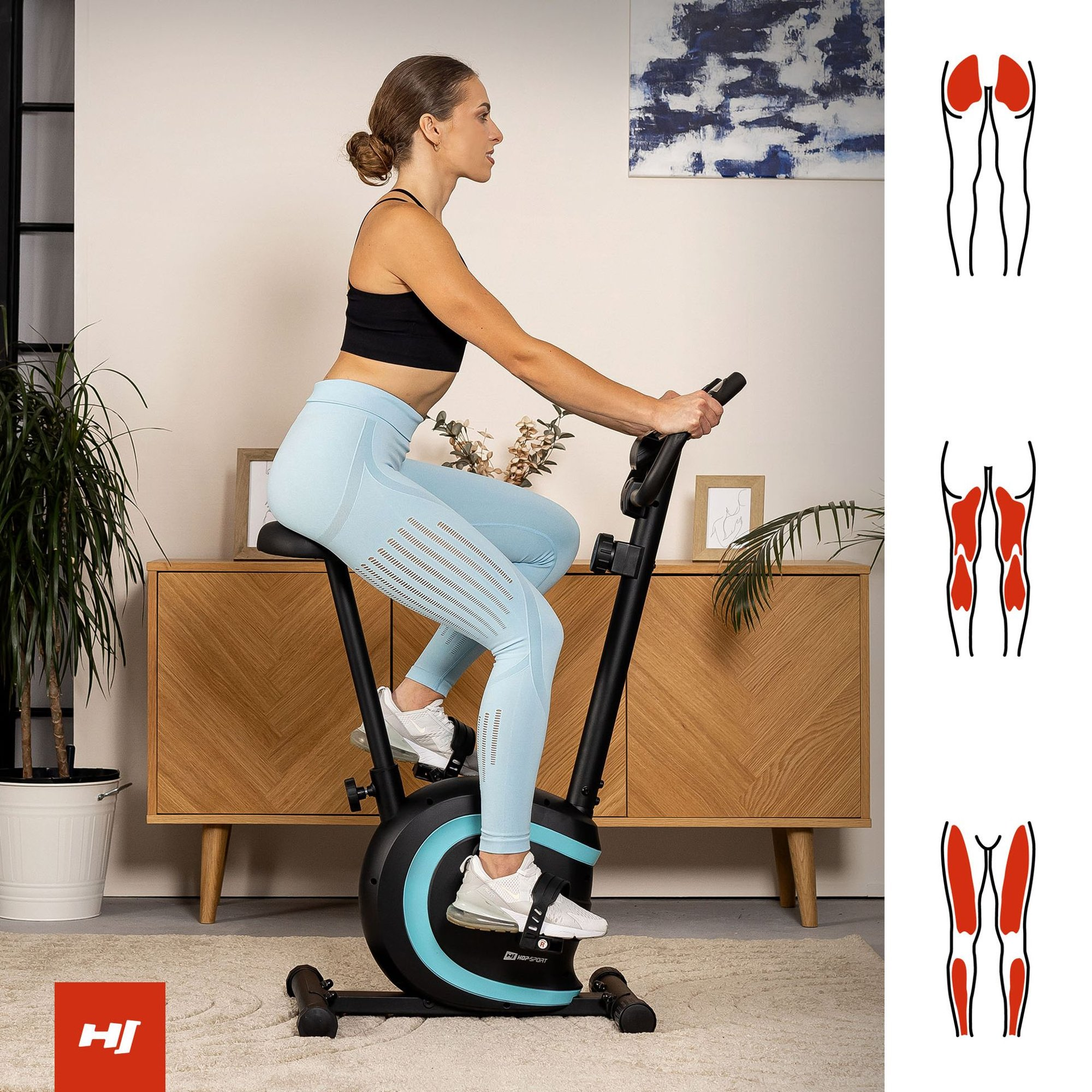 Eine Frau in Sportkleidung trainiert auf einem schwarzen und blauen Heimtrainer im Wohnzimmer.