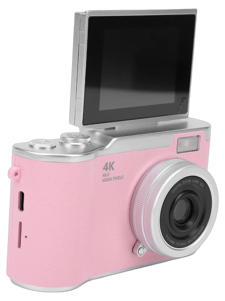 Eine rosa Digitalkamera mit aufklappbarem Bildschirm, silberner Linse und Bedienelementen auf weißem Hintergrund.