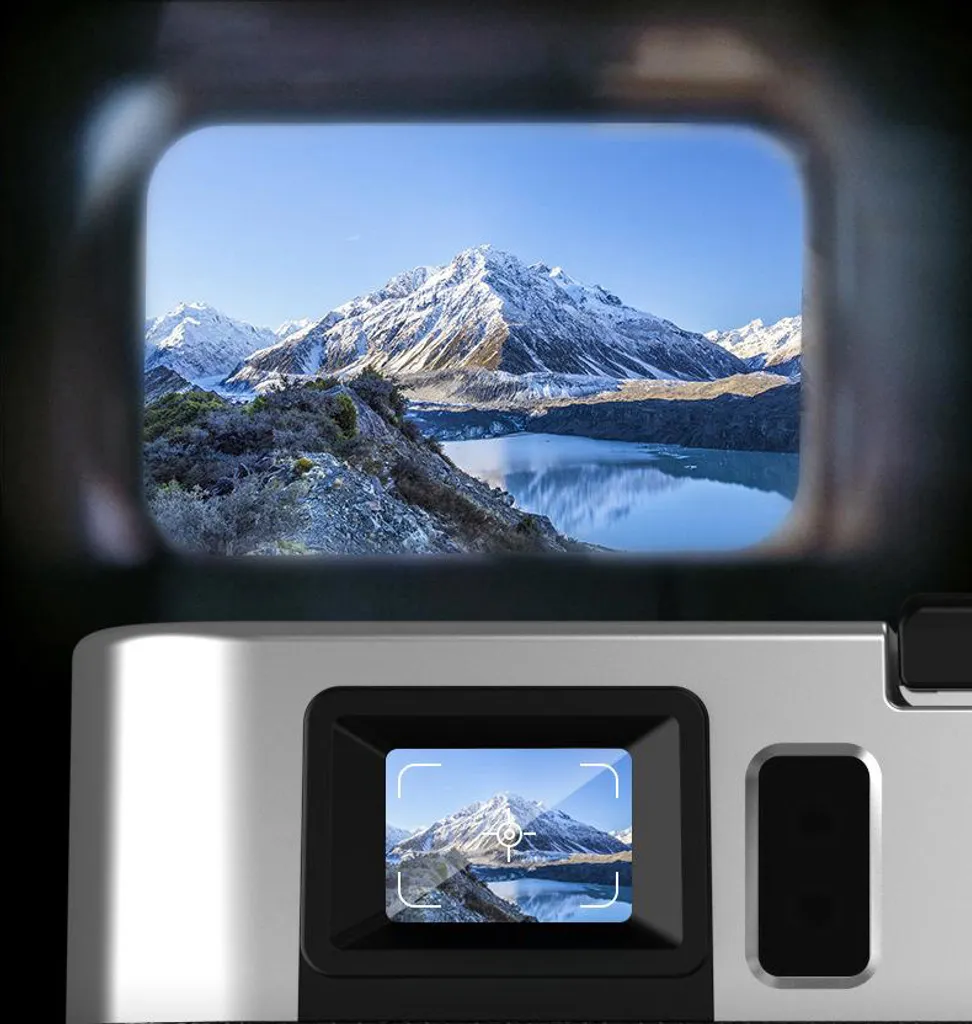 Blick durch einen Kamerasucher auf einen verschneiten Berg und See.
