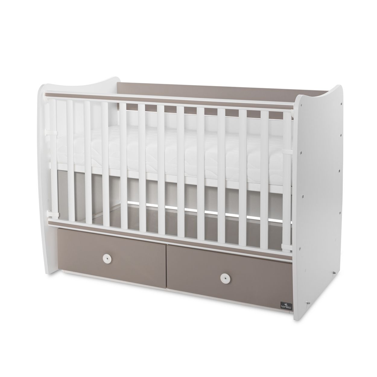Ein weiß-taupefarbenes Babybett mit Gitterseiten und zwei Schubladen unten, vor weißem Hintergrund.